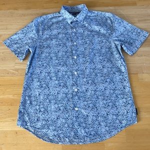PERRY ELLIS. Medium Men Slimfit Short Sleeve Button Up Floral Print %100 Cotton.